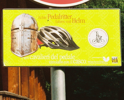 Echte Pedalritter fahren mit Helm