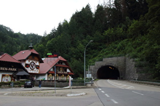 Nordportal des Zuckerhut-Tunnels und Kuckucksuhren ohne Ende