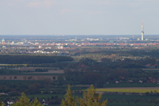 Zoom auf v. l. n. r. Neues Rathaus, Niedersachsenstadion, Kuppelsaal und Telemax