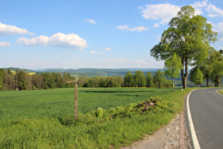 „Zur schönen Aussicht“, Blick auf Wissenberg und Burgberg, dahinter am Horizont Holzberg und Solling