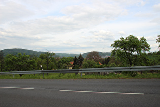 Abfahrt nach Alfeld, Blick über Alfeld auf Siebenberge und Sackwald