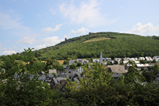 Anstieg aus dem Medebachtal, Blick über Bruchhausen auf die Bruchhauser Steine …