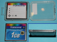 SM-Karten mit Transportbox, unten rechts Stecker einer CF-Karte
