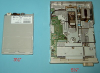 Diskettenlaufwerke: links 3½″, rechts 5¼″