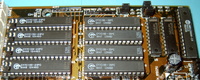 L2-Cache-RAM auf 486er-Hauptplatine (die neun DIP-Module in den Sockeln)