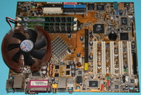 Sockel-A-ATX-Hauptplatine der letzten Generation, bestückt mit CPU, Kühlkörper und DDR-RAM