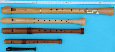Blockflöten, v. o. n. u.: Tenor in c, Alt in f, Alt in f, Sopran in c, Garklein in c