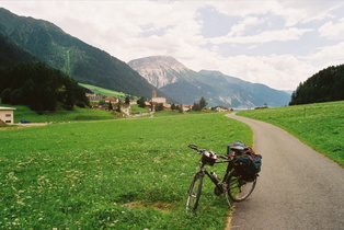 Dach der Etappe: Reschenpass, Passhöhe, Blick nach Süden auf Reschen und den Endkopf