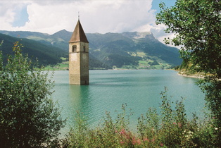 der Kirchturm von Alt-Graun im Reschensee