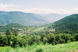 im Anstieg zum Gampenpass, Blick auf Tisens, das Etschtal mit Bozen und die Dolomiten