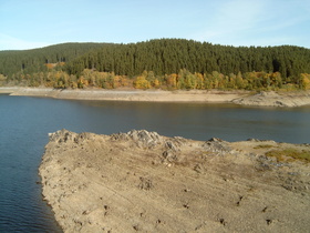 Blick von der Weißwasserbrücke auf den ziemlich leeren Okerstausee