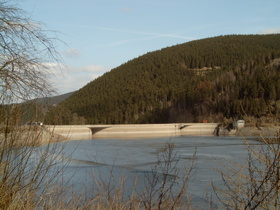 Okertalsperre: Stausee mit Staumauer