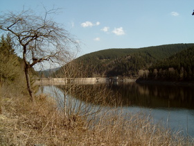 Okertalsperre: Stausee mit Staumauer