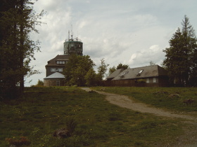 Hotel, Wetterstation und Wirtschaftsgebäude auf dem Gipfel