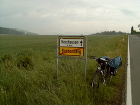 Böses ahnend Regenschutz über der Gepäckrolle