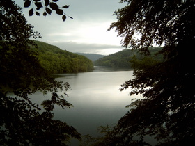 Regen über dem Ederstausee