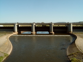 Leinepolder Salzderhelden, Abschlussbauwerk