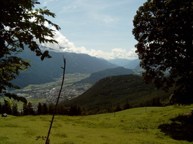 in der Abfahrt Blick auf Telfs im Inntal