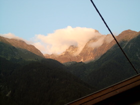 Abendstimmung im Quartier, Blick auf den Acherkogel