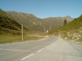 Blick auf die Ostrampe der Passstraße