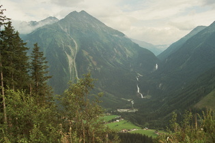 Krimmler Wasserfälle, links Breitlahner Gabel und Achselkogel