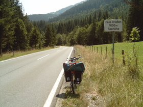 Dach der Etappe: Pass Grießen, Passhöhe mit falscher Höhenangabe auf dem Schild