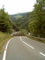 eine kurze steile Rampe und die Berge in Wolken gehüllt