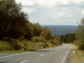 … Blick nach Westen, in Bildmitte schemenhaft der Köterberg