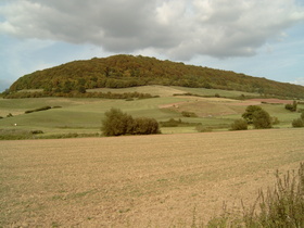 der Scharfenberg nördlich Hilwartshausen