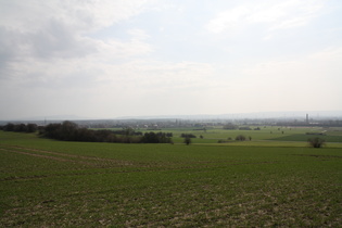 Blick auf Sachsenhangen, links schemenhaft der Deister