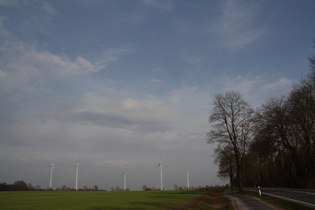 die letzte Bodenwelle vor Nienburg, und der Mond steht schon hoch