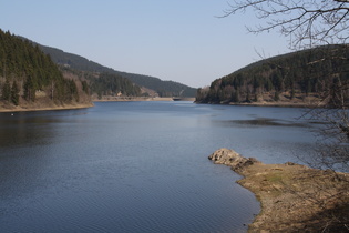 Okerstausee, Blick von der Weißwasserbrücke Richtung Staumauer