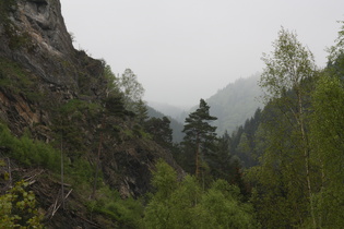 Zoom auf die wolkenverhangenen Berge