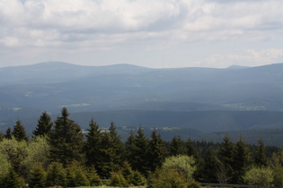 von links: Brocken, Königsberg, Sendemast Torfhaus, Wurmberg; im Vordergrund: Schulenberg im Oberharz