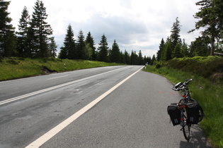 Dach der Tour: B242 zwischen Sonnenberg und Stieglitzecke, Blick nach Westen