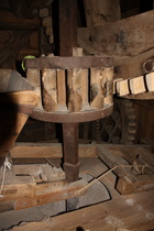 Bockwindmühle Dudensen, Steinboden: Kammrad und Roggenmahlgang samt Antrieb und Rüttelschuh