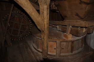 Bockwindmühle Dudensen, Steinboden: Trichter und Rüttelschuh am Roggenmahlgang