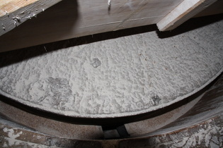 Bockwindmühle Dudensen, Steinboden: Läuferstein im Roggenmahlgang