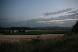 zwischen Springe und Bad Münder: Blick zum Süntel, links der Osterberg, über dem Süntel der zunehmende Mond