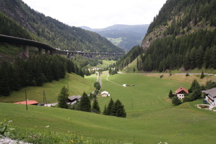 Blick zurück auf Brennerautobahn, Sill und Brennerstraße