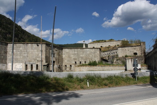 … ebenso wie eine Eisenbahnlinie (rechts im Bild)