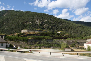 Festungsanlage und durchgeführte Eisenbahnlinie