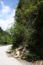 Steinschlag auf der alten Straße (Tunnelumgehung)