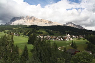 St. Leonhard, dahinter Heiligkreuzkofel und Lavarela