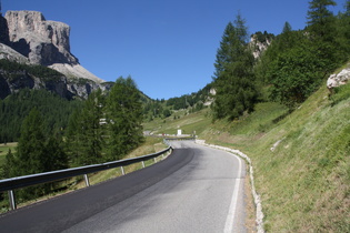 … mit dem Col de Mesores, im Vordergrund die Straße (Ostrampe) auf das Grödnerjoch