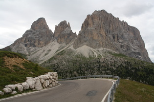 Blick auf die Langkofelgruppe, sichtbar sind: Grohmannspitze, Fünffingerspitze und Langkofel; im Vordergrund die Nordwestrampe des Passo Sella