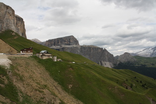 Blick auf Passhöhe und Südostrampe des Passo Sella,  über der Passhöhe der Piz Ciavazes, im Hintergrund der Sass Pordoi und die Marmolada