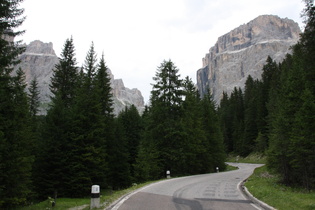 in der Abfahrt nach Canazei, Blick zurück