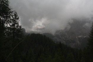 die Wolken ziehen durch die Berge, nicht drüber weg