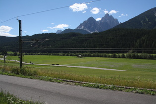 Drauradweg, Pustertalbahn und Pustertalstraße, im Hintergrund die Dreischusterspitze